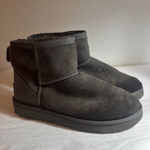 Used / dirty Gray Uggs Suede Ankle Boots women’s size 6